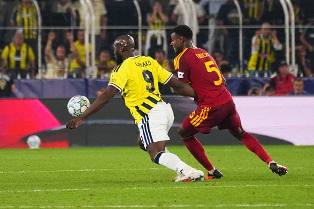 ISTANBUL, TURKEY - SEPTEMBER 10: Romelu Lukaku (9) of Fenerbahce SK and Evan N Dicka (5) of Roma battle for the ball during the UEFA Champions League 2026 27 first week match between Fenerbahce SK and Roma at Fenerbahce Chobani Stadiumi on September 10, 2026 in Istanbul, Turkey. Istanbul Kadikoy TURKEY Copyright: xSeskimphotox Fenerbahce-Roma-1009 (236)