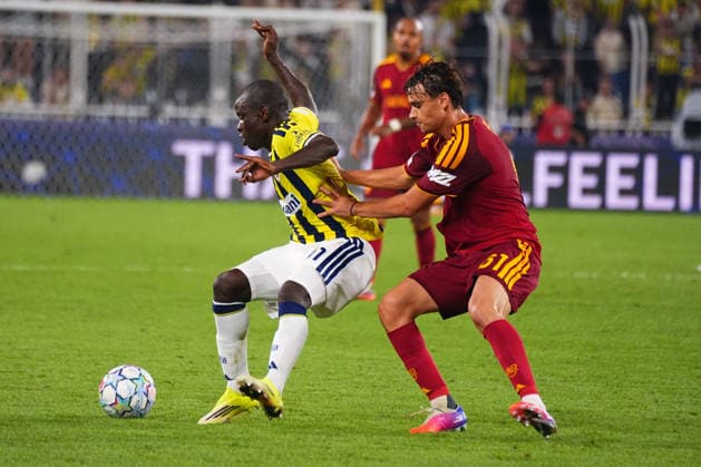 ISTANBUL, TURKEY - SEPTEMBER 10: N Golo Kante (L) of Fenerbahce SK and Niccolo Pisilli (61) of Roma battle for the ball during the UEFA Champions League 2026 27 first week match between Fenerbahce SK and Roma at Fenerbahce Chobani Stadiumi on September 10, 2026 in Istanbul, Turkey. Istanbul Kadikoy TURKEY Copyright: xSeskimphotox Fenerbahce-Roma-1009 (243)