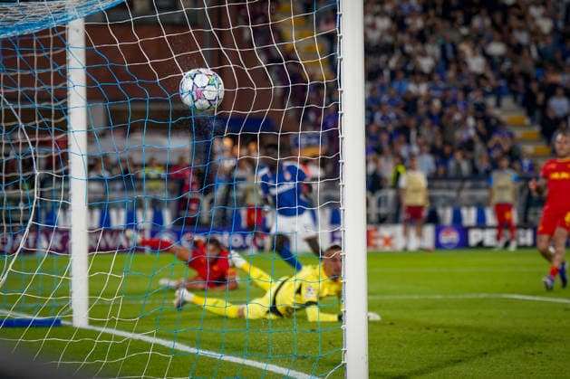 Italien: Fussball UEFA Champions League 2026 - 2027, 1. Spieltag - Como 1907 vs RB Leipzig - Giuseppe Sinigaglia (Como): Tor und Torjubel zum 3:0 durch Assane Diao (Como 1907, 11) - Maarten Vandevoordt (RB Leipzig, 26) kann dem Ball nur hinterher gucken. Copyright: xJOERANxSTEINSIEKx
