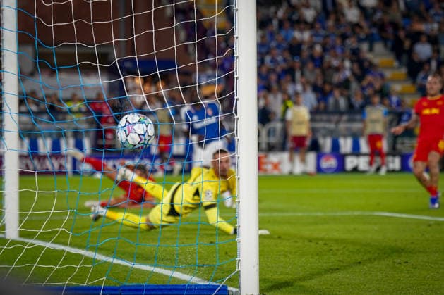 Italien: Fussball UEFA Champions League 2026 - 2027, 1. Spieltag - Como 1907 vs RB Leipzig - Giuseppe Sinigaglia (Como): Tor und Torjubel zum 3:0 durch Assane Diao (Como 1907, 11) - Maarten Vandevoordt (RB Leipzig, 26) kann dem Ball nur hinterher gucken. Copyright: xJOERANxSTEINSIEKx