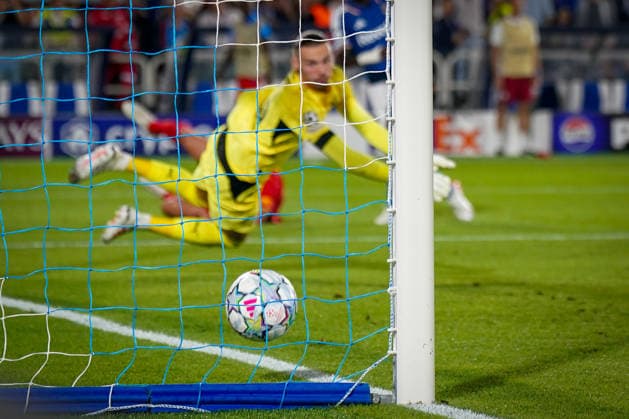 Italien: Fussball UEFA Champions League 2026 - 2027, 1. Spieltag - Como 1907 vs RB Leipzig - Giuseppe Sinigaglia (Como): Tor und Torjubel zum 3:0 durch Assane Diao (Como 1907, 11) - Maarten Vandevoordt (RB Leipzig, 26) kann dem Ball nur hinterher gucken. Copyright: xJOERANxSTEINSIEKx
