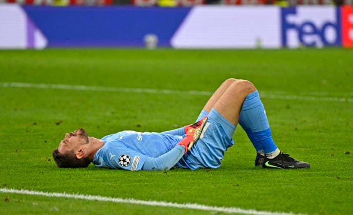 10.09.2026, Fussball UEFA Championsleague 2026 2027: 1.Spieltag, FC Bayern München - FK Bodo Glimt, in der Allianz-Arena München, Torwart Nikita Haikin (FK Bodo Glimt) verletzt am boden.