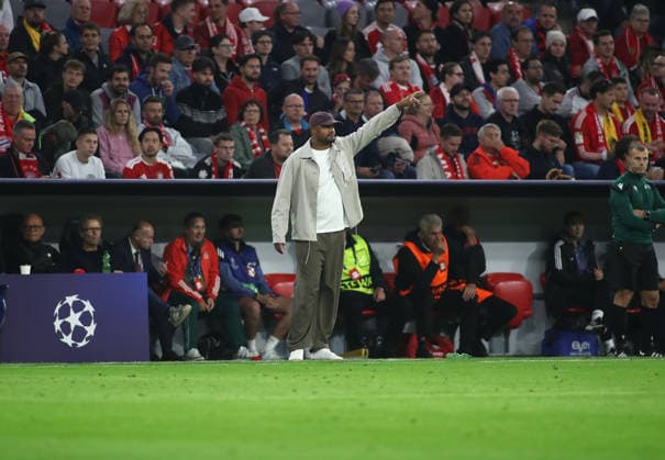 Fussball, Herren, Champions League, Saison 2026 2027, FC Bayern München - FK Bodö Glimt, 1.Spieltag, Allianz Arena Vincent Kompany, Trainer (FC Bayern München) hebt den linken Arm, hier an der Seitenlinie stehend
