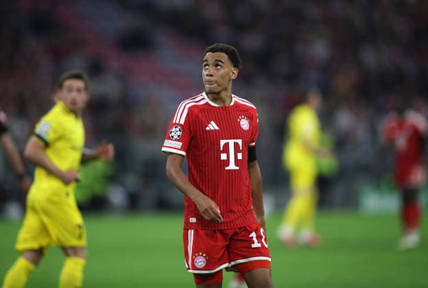 Fussball, Herren, Champions League, Saison 2026 2027, FC Bayern München - FK Bodö Glimt, 1.Spieltag, Allianz Arena Jamal Musiala (FC Bayern München) stehend mit Blick nach oben