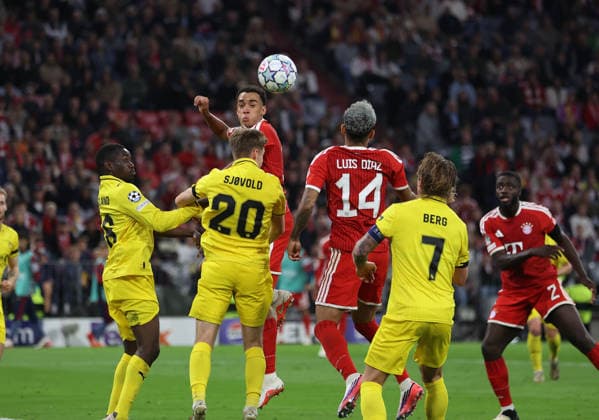Fussball, Herren, Champions League, Saison 2026 2027, FC Bayern München - FK Bodö Glimt, 1.Spieltag, Allianz Arena Jamal Musiala (FC Bayern München) steigt im gegnerischen Strafraum zu einem Kopfball in die Höhe, Spielszene