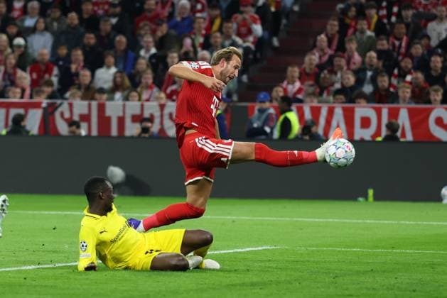 im Zweikampf, Aktion, mit Harry Kane 9 (FC Bayern Muenchen), Joshua Kitolano 16 (FK Bodo Glimt), FC Bayern Muenchen vs. FK Bodo Glimt, Fussball, UEFA, Champions League, Gruppenphase, 09.09.2026 Muenchen Bayern Deutschland