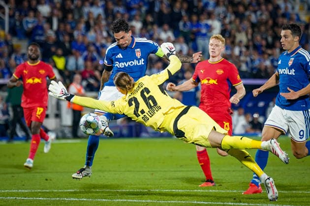 Italien: Fussball UEFA Champions League 2026 - 2027, 1. Spieltag - Como 1907 vs RB Leipzig - Giuseppe Sinigaglia (Como): Lucas Da Cunha (Como 1907, 7) Maarten Vandevoordt (RB Leipzig, 26) Copyright: xJOERANxSTEINSIEKx