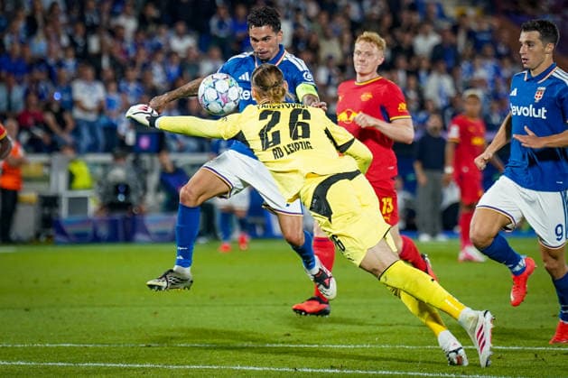 Italien: Fussball UEFA Champions League 2026 - 2027, 1. Spieltag - Como 1907 vs RB Leipzig - Giuseppe Sinigaglia (Como): Lucas Da Cunha (Como 1907, 7) Maarten Vandevoordt (RB Leipzig, 26) Copyright: xJOERANxSTEINSIEKx