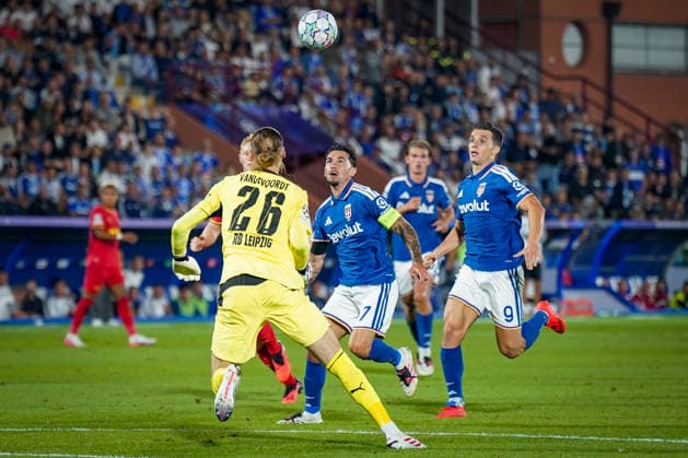 Italien: Fussball UEFA Champions League 2026 - 2027, 1. Spieltag - Como 1907 vs RB Leipzig - Giuseppe Sinigaglia (Como): Lucas Da Cunha (Como 1907, 7) Maarten Vandevoordt (RB Leipzig, 26) Copyright: xJOERANxSTEINSIEKx