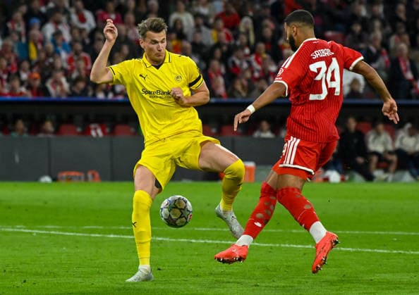 10.09.2026, xemx, Fussball UEFA Champions League, FC Bayern Muenchen - FK Bodö Glimt v.l. Odin Bjortuft (FK Bodö Glimt), Ismael Saibari (FC Bayern Muenchen) Zweikampf, Aktion, action, battle for the ball Muenchen