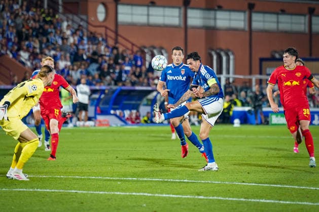 Italien: Fussball UEFA Champions League 2026 - 2027, 1. Spieltag - Como 1907 vs RB Leipzig - Giuseppe Sinigaglia (Como): Lucas Da Cunha (Como 1907, 7) Maarten Vandevoordt (RB Leipzig, 26) Copyright: xJOERANxSTEINSIEKx