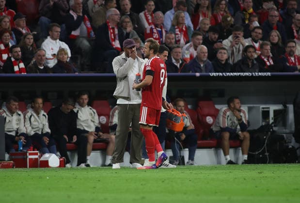 Fussball, Herren, Champions League, Saison 2026 2027, FC Bayern München - FK Bodö Glimt, 1.Spieltag, Allianz Arena Vincent Kompany, Trainer (FC Bayern München) (li.) mit Harry Kane (FC Bayern München) (re.) kurze Besprechung am Spielfeldrand, Anweisungen