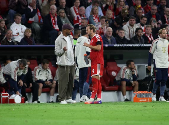 Fussball, Herren, Champions League, Saison 2026 2027, FC Bayern München - FK Bodö Glimt, 1.Spieltag, Allianz Arena Vincent Kompany, Trainer (FC Bayern München) (li.) mit Harry Kane (FC Bayern München) (re.) kurze Besprechung am Spielfeldrand, Anweisungen