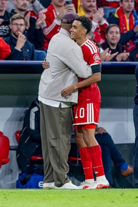 Vincent Kompany (Chef-Trainer, FC Bayern Muenchen) bedankt sich mit einer Umarmung bei Jamal Musiala (FC Bayern Muenchen, 10) fuer dessen gute Leistung und sein Tor zum 1:0 GER, FC Bayern Muenchen vs. FK Bodo Glimt, Fussball, UEFA Champions League, Ligaphase, 1. Spieltag, Spielzeit 2026 2027, 10.09.2026 (DFL DFB REGULATIONS PROHIBIT ANY USE OF PHOTOGRAPHS as IMAGE SEQUENCES and or QUASI-VIDEO). Foto: HMB Media Heike Feiner Copyright: HMBxMedia HeikexFeiner