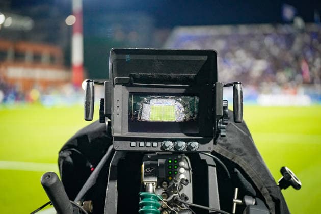 Italien: Fussball UEFA Champions League 2026 - 2027, 1. Spieltag - Como 1907 vs RB Leipzig - Giuseppe Sinigaglia (Como): Professionelle TV-Broadcast-Kamera am Spielfeldrand im Stadion Giuseppe Sinigaglia in Como, Kameramonitor zeigt eine Totale des Fußballstadions aus der Vogelperspektive. Fußball, Champions League, Fernsehen, TV-Produktion, Liveübertragung, Medien, ¼bertragung, Kamera, Fernsehkamera, Broadcast, Technik, Ausrüstung, Equipment, Monitor, Stadion, Sportstätte. Copyright: xJOERANxSTEINSIEKx
