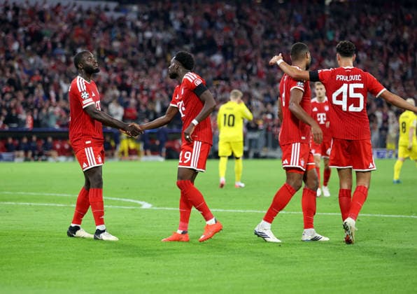 Fussball, Herren, Champions League, Saison 2026 2027, FC Bayern München - FK Bodö Glimt, 1.Spieltag, Allianz Arena 3:0 durch Alphonso Davies (FC Bayern München) (re.) der hier Glückwünsche von Dayot Upamecano (FC Bayern München) erhält, Tor, Jubel