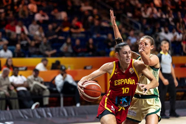 Maria Conde (Spanien, 10) im Dribbling gegen Miela Sowah (Australien, 01), GER, Australien vs. Spanien, Basketball, FIBA Women s World Cup 2026, Viertelfinale, 10.09.2026 GER, Australien vs. Spanien, Basketball, FIBA Women s World Cup 2026, Viertelfinale, 10.09.2026 Berlin Copyright: xEibner-Pressefoto MaxxVincenx EP_MVN