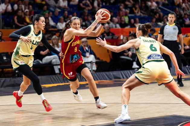 Helena Pueyo (Spanien, 09) im Dribbling, Alex Wilson (Australien, 04) und Steph Talbot (Australien, 06), GER, Australien vs. Spanien, Basketball, FIBA Women s World Cup 2026, Viertelfinale, 10.09.2026 GER, Australien vs. Spanien, Basketball, FIBA Women s World Cup 2026, Viertelfinale, 10.09.2026 Berlin Copyright: xEibner-Pressefoto MaxxVincenx EP_MVN