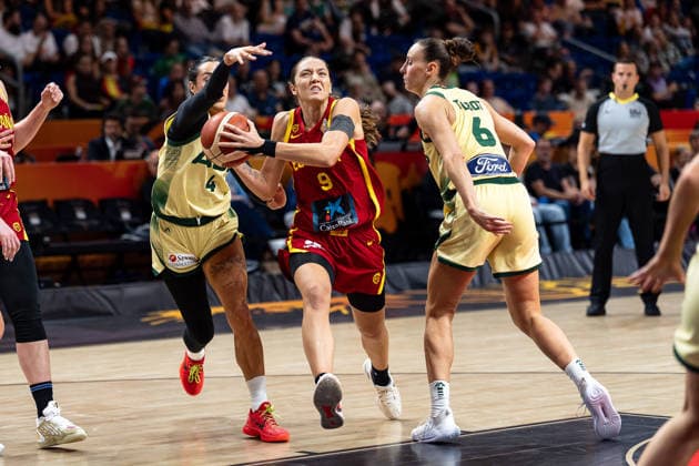 Helena Pueyo (Spanien, 09) im Dribbling, Alex Wilson (Australien, 04) und Steph Talbot (Australien, 06), GER, Australien vs. Spanien, Basketball, FIBA Women s World Cup 2026, Viertelfinale, 10.09.2026 GER, Australien vs. Spanien, Basketball, FIBA Women s World Cup 2026, Viertelfinale, 10.09.2026 Berlin Copyright: xEibner-Pressefoto MaxxVincenx EP_MVN