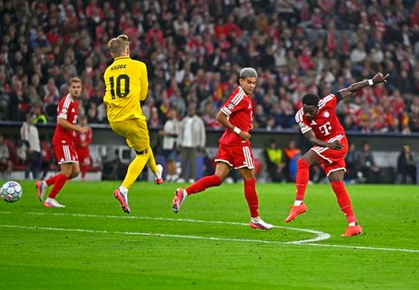 10.09.2026, Fussball UEFA Championsleague 2026 2027: 1.Spieltag, FC Bayern München - FK Bodo Glimt, in der Allianz-Arena München, Alphonso Davies (FC Bayern München) zieht ab und trifft zum 3:0