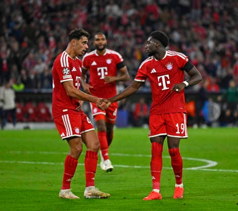 10.09.2026, Fussball UEFA Championsleague 2026 2027: 1.Spieltag, FC Bayern München - FK Bodo Glimt, in der Allianz-Arena München,v.l. Aleksandar Pavlovic (Bayern München) gratuliert Alphonso Davies (FC Bayern München)