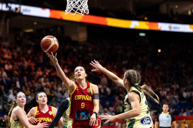 Helena Pueyo (Spanien, 09) beim Korbleger, Miela Sowah (Australien, 01), GER, Australien vs. Spanien, Basketball, FIBA Women s World Cup 2026, Viertelfinale, 10.09.2026 GER, Australien vs. Spanien, Basketball, FIBA Women s World Cup 2026, Viertelfinale, 10.09.2026 Berlin Copyright: xEibner-Pressefoto MaxxVincenx EP_MVN