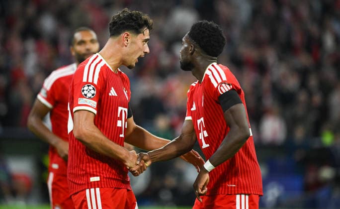 10.09.2026, xemx, Fussball UEFA Champions League, FC Bayern Muenchen - FK Bodö Glimt v.l. Alphonso Davies (FC Bayern Muenchen) Jubel, Torjubel, celebrate the goal, jubelt ueber das Tor zum 3:0 Muenchen