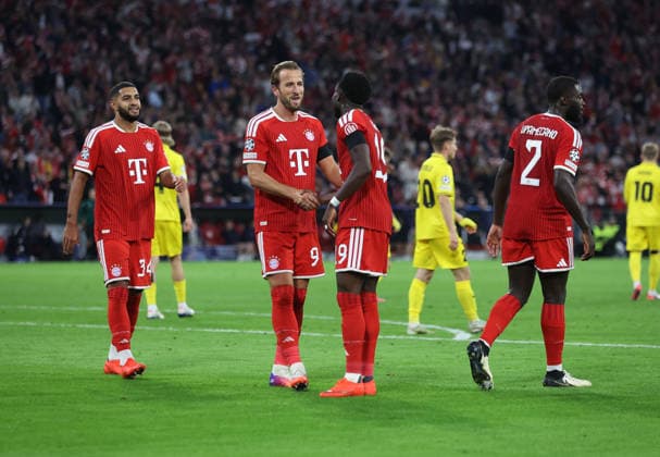Fussball, Herren, Champions League, Saison 2026 2027, FC Bayern München - FK Bodö Glimt, 1.Spieltag, Allianz Arena 3:0 durch Alphonso Davies (FC Bayern München) (re.) der hier Glückwünsche von Harry Kane (FC Bayern München) erhält, Tor, Jubel