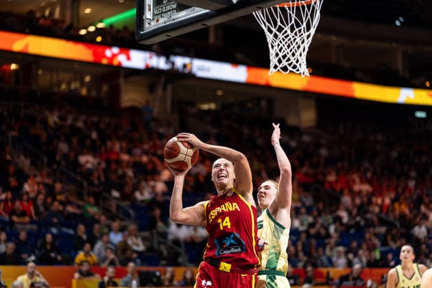 Raquel Carrera (Spanien, 14) beim Korbleger, Chloe Bibby (Australien, 55), GER, Australien vs. Spanien, Basketball, FIBA Women s World Cup 2026, Viertelfinale, 10.09.2026 GER, Australien vs. Spanien, Basketball, FIBA Women s World Cup 2026, Viertelfinale, 10.09.2026 Berlin Copyright: xEibner-Pressefoto MaxxVincenx EP_MVN