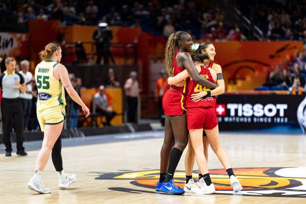 Awa Fam (Spanien, 11), Iyana Martin (Spanien, 44) jubelt Jubel nach Sieg Spielende, GER, Australien vs. Spanien, Basketball, FIBA Women s World Cup 2026, Viertelfinale, 10.09.2026 GER, Australien vs. Spanien, Basketball, FIBA Women s World Cup 2026, Viertelfinale, 10.09.2026 Berlin Copyright: xEibner-Pressefoto MaxxVincenx EP_MVN