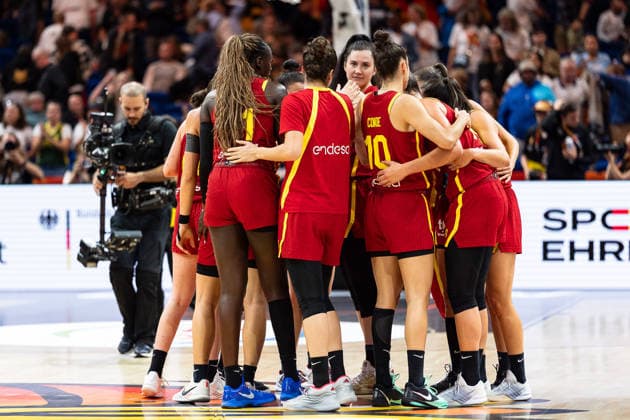 spanische Mannschaft jubelt Jubel nach Sieg Spielende, GER, Australien vs. Spanien, Basketball, FIBA Women s World Cup 2026, Viertelfinale, 10.09.2026 GER, Australien vs. Spanien, Basketball, FIBA Women s World Cup 2026, Viertelfinale, 10.09.2026 Berlin Copyright: xEibner-Pressefoto MaxxVincenx EP_MVN