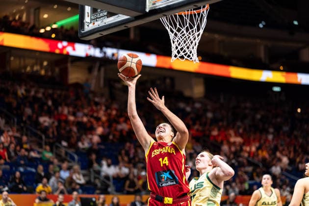 Raquel Carrera (Spanien, 14) beim Korbleger, Chloe Bibby (Australien, 55), GER, Australien vs. Spanien, Basketball, FIBA Women s World Cup 2026, Viertelfinale, 10.09.2026 GER, Australien vs. Spanien, Basketball, FIBA Women s World Cup 2026, Viertelfinale, 10.09.2026 Berlin Copyright: xEibner-Pressefoto MaxxVincenx EP_MVN