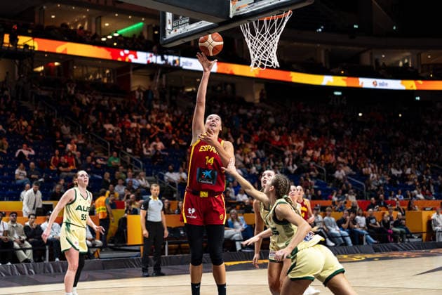 Raquel Carrera (Spanien, 14) beim Korbleger, GER, Australien vs. Spanien, Basketball, FIBA Women s World Cup 2026, Viertelfinale, 10.09.2026 GER, Australien vs. Spanien, Basketball, FIBA Women s World Cup 2026, Viertelfinale, 10.09.2026 Berlin Copyright: xEibner-Pressefoto MaxxVincenx EP_MVN