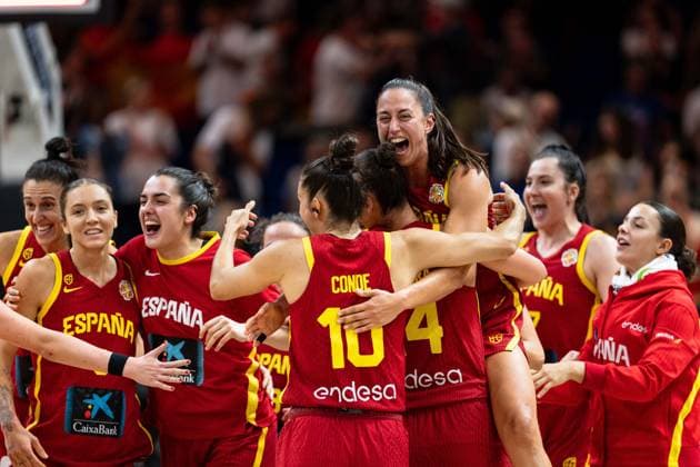 spanische Mannschaft jubelt Jubel nach Sieg Spielende, GER, Australien vs. Spanien, Basketball, FIBA Women s World Cup 2026, Viertelfinale, 10.09.2026 GER, Australien vs. Spanien, Basketball, FIBA Women s World Cup 2026, Viertelfinale, 10.09.2026 Berlin Copyright: xEibner-Pressefoto MaxxVincenx EP_MVN