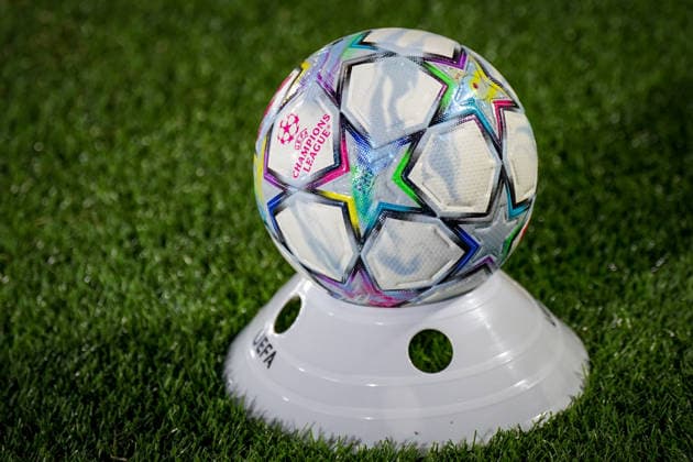 Italien: Fussball UEFA Champions League 2026 - 2027, 1. Spieltag - Como 1907 vs RB Leipzig - Giuseppe Sinigaglia (Como): Offizieller Spielball der UEFA Champions League auf Ballhalter am Spielfeldrand. Fußball, Champions League, UEFA, Spielball, Ball, Matchball, Sternendesign, Nahaufnahme, Detail, Freisteller, Rasen, Spielfeld, Sportgerät, Ausrüstung, Equipment, Sportartikel, Symbolbild, Europapokal. Copyright: xJOERANxSTEINSIEKx