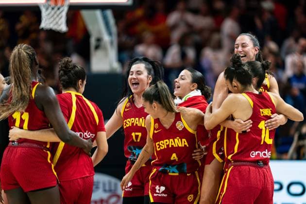 spanische Mannschaft jubelt Jubel nach Sieg Spielende, GER, Australien vs. Spanien, Basketball, FIBA Women s World Cup 2026, Viertelfinale, 10.09.2026 GER, Australien vs. Spanien, Basketball, FIBA Women s World Cup 2026, Viertelfinale, 10.09.2026 Berlin Copyright: xEibner-Pressefoto MaxxVincenx EP_MVN