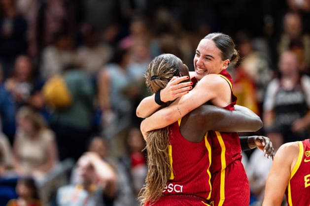 Awa Fam (Spanien, 11) und Iyana Martin (Spanien, 44) jubelt Jubel nach Sieg Spielende, GER, Australien vs. Spanien, Basketball, FIBA Women s World Cup 2026, Viertelfinale, 10.09.2026 GER, Australien vs. Spanien, Basketball, FIBA Women s World Cup 2026, Viertelfinale, 10.09.2026 Berlin Copyright: xEibner-Pressefoto MaxxVincenx EP_MVN