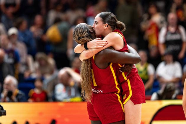Awa Fam (Spanien, 11) und Iyana Martin (Spanien, 44) jubelt Jubel nach Sieg Spielende, Kuss, GER, Australien vs. Spanien, Basketball, FIBA Women s World Cup 2026, Viertelfinale, 10.09.2026 GER, Australien vs. Spanien, Basketball, FIBA Women s World Cup 2026, Viertelfinale, 10.09.2026 Berlin Copyright: xEibner-Pressefoto MaxxVincenx EP_MVN