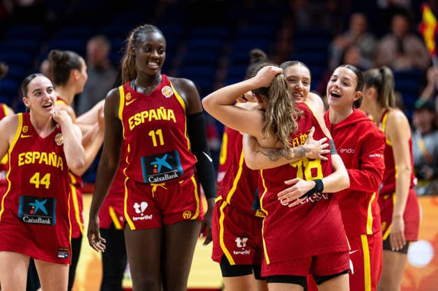 spanische Mannschaft jubelt Jubel nach Sieg Spielende, GER, Australien vs. Spanien, Basketball, FIBA Women s World Cup 2026, Viertelfinale, 10.09.2026 GER, Australien vs. Spanien, Basketball, FIBA Women s World Cup 2026, Viertelfinale, 10.09.2026 Berlin Copyright: xEibner-Pressefoto MaxxVincenx EP_MVN