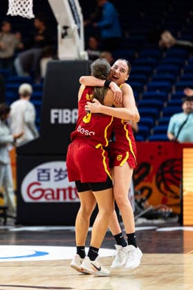 Helena Pueyo (Spanien, 09) und Iyana Martin (Spanien, 44) jubelt Jubel nach Sieg Spielende, GER, Australien vs. Spanien, Basketball, FIBA Women s World Cup 2026, Viertelfinale, 10.09.2026 GER, Australien vs. Spanien, Basketball, FIBA Women s World Cup 2026, Viertelfinale, 10.09.2026 Berlin Copyright: xEibner-Pressefoto MaxxVincenx EP_MVN