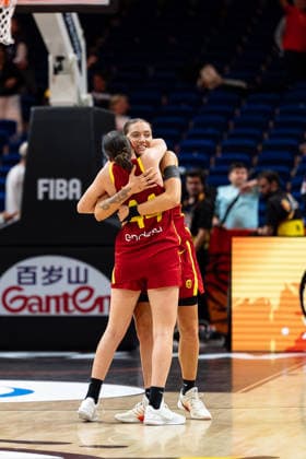 Helena Pueyo (Spanien, 09) und Iyana Martin (Spanien, 44) jubelt Jubel nach Sieg Spielende, GER, Australien vs. Spanien, Basketball, FIBA Women s World Cup 2026, Viertelfinale, 10.09.2026 GER, Australien vs. Spanien, Basketball, FIBA Women s World Cup 2026, Viertelfinale, 10.09.2026 Berlin Copyright: xEibner-Pressefoto MaxxVincenx EP_MVN