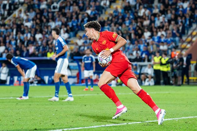 Fussball, Italien: UEFA Champions League, 1. Spieltag: Como 1907 vs. RB Leipzig, Donnerstag, 10.09.2026 (Stadio Giuseppe Sinigaglia, Como); Neil El Aynaoui (21, RB Leipzig) holt sich den Ball nach dem Tor von Andrija MaksimoviÄ‡, Andrija Maksimovic (30, RB Leipzig) zum 1:3 aus RB Leipzig Sicht Copyright: xValentinxDomgjonix