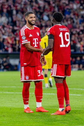 Ismael Saibari (FC Bayern Muenchen, 34) gratuliert Alphonso Davies (FC Bayern Muenchen, 19) zu dessem Tor zum 3:0 GER, FC Bayern Muenchen vs. FK Bodo Glimt, Fussball, UEFA Champions League, Ligaphase, 1. Spieltag, Spielzeit 2026 2027, 10.09.2026 (DFL DFB REGULATIONS PROHIBIT ANY USE OF PHOTOGRAPHS as IMAGE SEQUENCES and or QUASI-VIDEO). Foto: HMB Media Heike Feiner Copyright: HMBxMedia HeikexFeiner