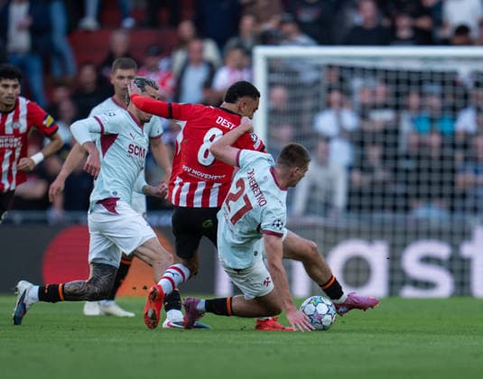 Oleh Ocheretko of FC Shakhtar Donetsk makes a slide tackle on Sergino Dest of PSV Eindhoven during UEFA Champions League - Matchday 1 - PSV Eindhoven vs FC Shakhtar Donetsk (Ruslan Taran Ball Raw Images) Eindhoven Philips Stadion Netherlands Copyright: xRuslanxTaranx RUS_PSV-SHA-0036
