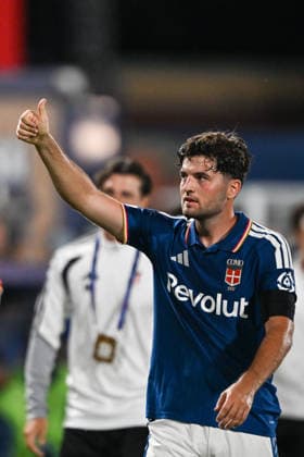 Como™s Martin Baturina grgreeting the supporters at the UEFA Champions League stage match Phase MD1 between Calcio Como and RB Leipzig at the Giuseppe Sinigaglia stadium in Como, north Italy -September 10, 2026 - Soccer.  Copyright: xTizianoxBallabio LaPressex
