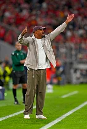 10.09.2026, Fussball UEFA Championsleague 2026 2027: 1.Spieltag, FC Bayern München - FK Bodo Glimt, in der Allianz-Arena München, Trainer Vincent Kompany (FC Bayern München) gestikuliert