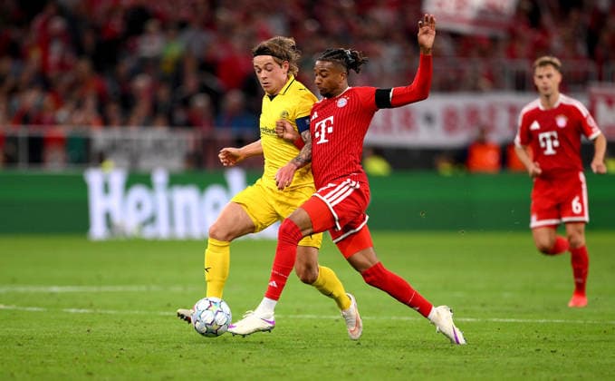 FUSSBALL CHAMPIONS LEAGUE SAISON 2026 2027 Vorrunde 1. Spieltag 10.09.2026 FC Bayern Muenchen - FK Bodoe Glimt Patrick Berg (li, FK Bodoe Glimt) gegen Michael Olise (re, FC Bayern Muenchen)