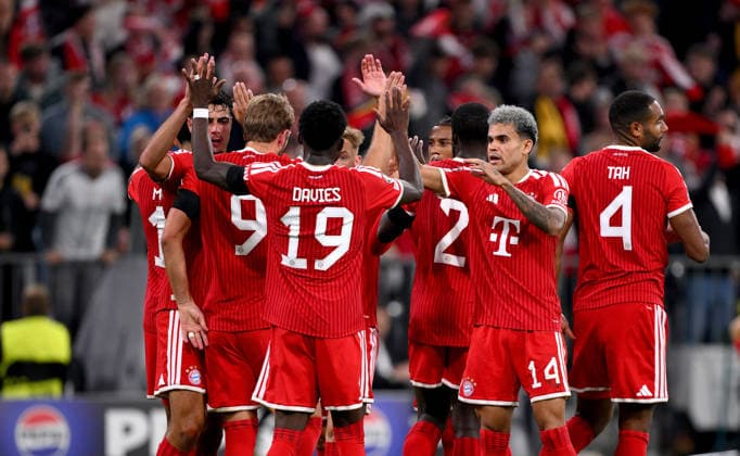 FUSSBALL CHAMPIONS LEAGUE SAISON 2026 2027 Vorrunde 1. Spieltag 10.09.2026 FC Bayern Muenchen - FK Bodoe Glimt Jubel FC Bayern Muenchen nach dem Tor zum 2 - 0, v. li., Tortschuetze Harry Kane, Alphonso Davies , Luis Diaz