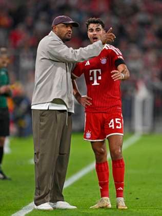 10.09.2026, Fussball UEFA Championsleague 2026 2027: 1.Spieltag, FC Bayern München - FK Bodo Glimt, in der Allianz-Arena München, v.l. Trainer Vincent Kompany (FC Bayern München) mit Aleksandar Pavlovic (Bayern München)