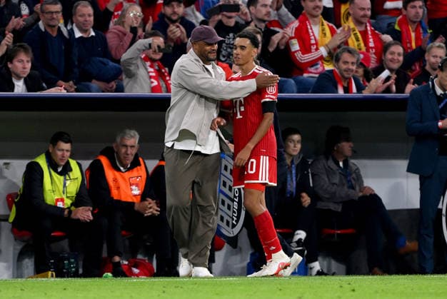 FUSSBALL CHAMPIONS LEAGUE SAISON 2026 2027 Vorrunde 1. Spieltag 10.09.2026 FC Bayern Muenchen - FK Bodoe Glimt Trainer Vincent Kompany (li, FC Bayern Muenchen) auswechslung von Jamal Musiala (re, FC Bayern Muenchen)